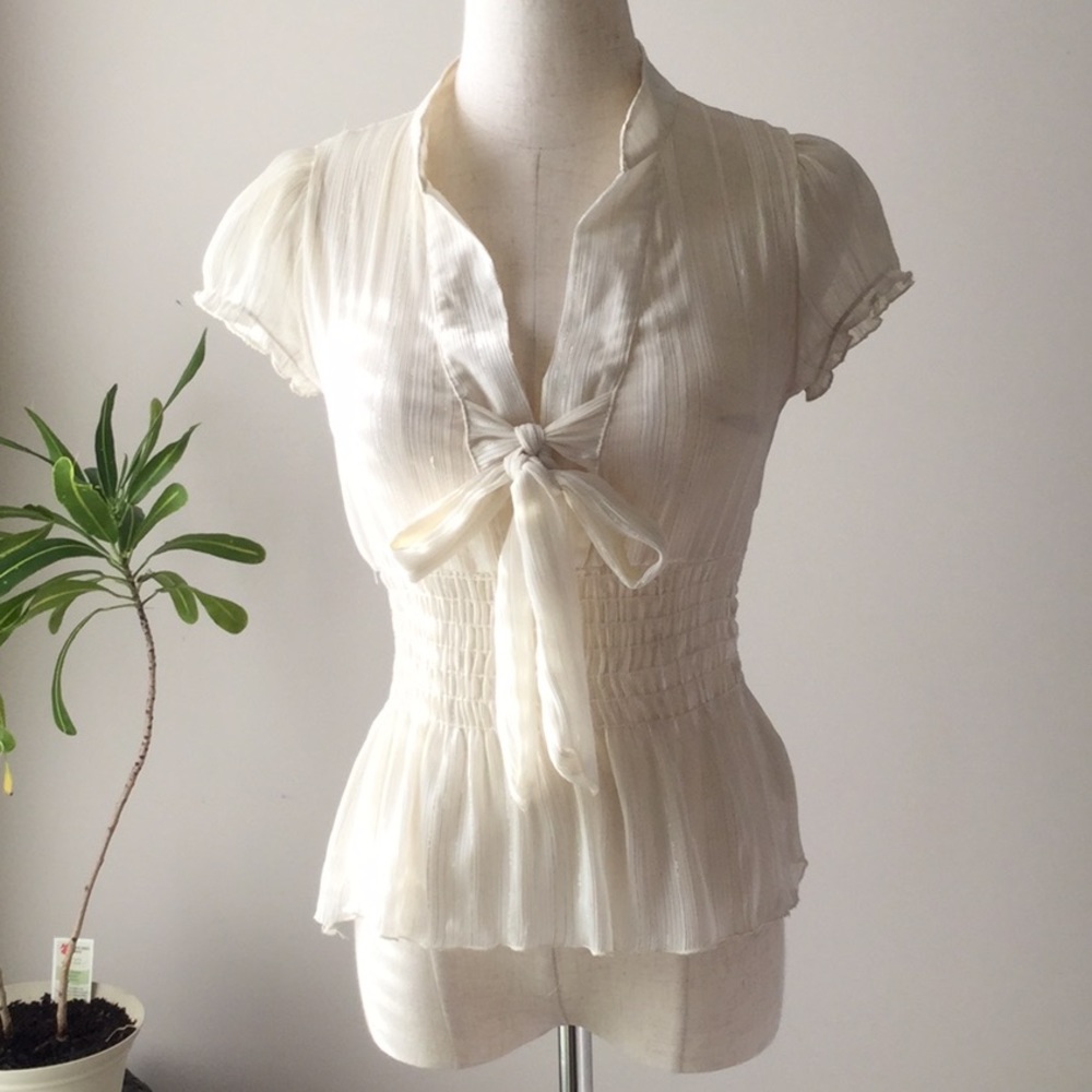 Ivory Cap-Sleeved Top. 🛍